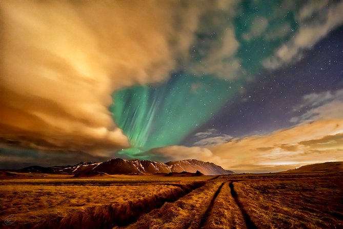 Aurora/Northern light hunt and photos (photography help provided) - Small group size (max eight) and why it helps your photos