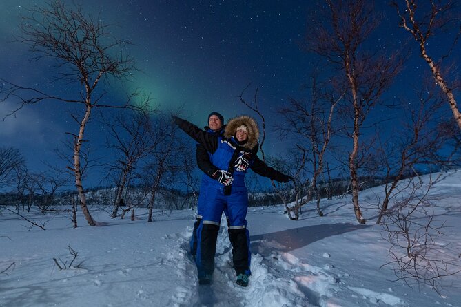 Auroras Hunt - Tour in Spanish, Northern Lights Chase in Spanish - Campfire Warmth: Thermal Suits, Hot Drinks, and a Light Meal