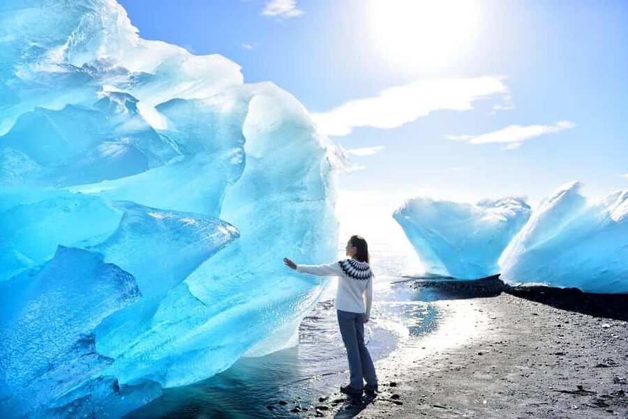From Reykjavik: 3-Day Northern Lights Hunt & Glacier Lagoon - Day 2: Jökulsárlón and Diamond Beach on black sand