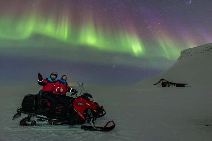 Kilpisjärvi: Northern Lights Snowmobile Tour with Photos - Snowmobile handling: your driving options in the cold