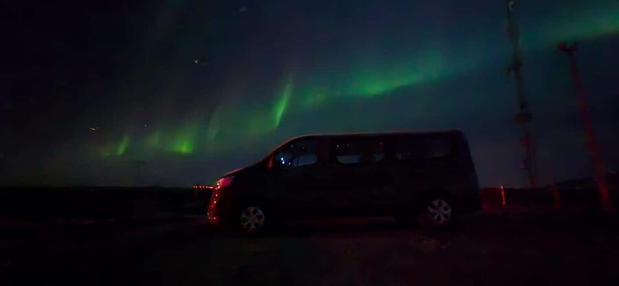 Levi: Northern Lights by Minivan with hot drinks and snacks - A 3-Hour Night Plan That Doesn’t Waste Time