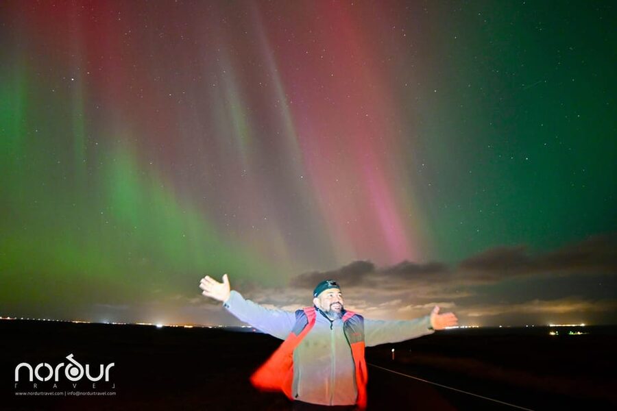 Northern Lights: 4x4 Adventure with Treats, Photos & Cocoa - Snacking in the Dark: Cocoa, Icelandic Pastries, and Hand Warmers
