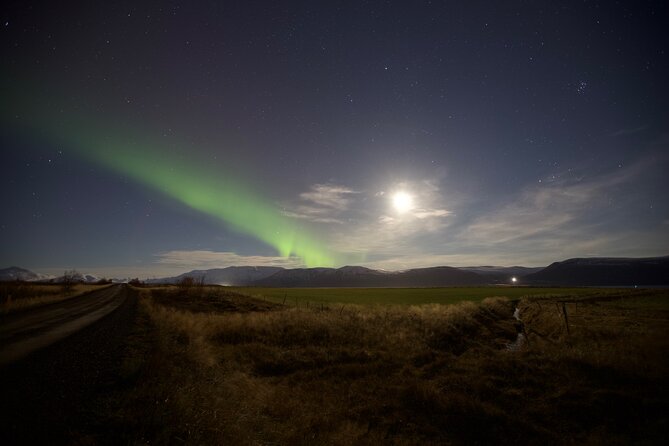 Northern Lights Classic MiniBus Tour from Akureyri - What the guide does while you wait: spots, stories, and phone photos