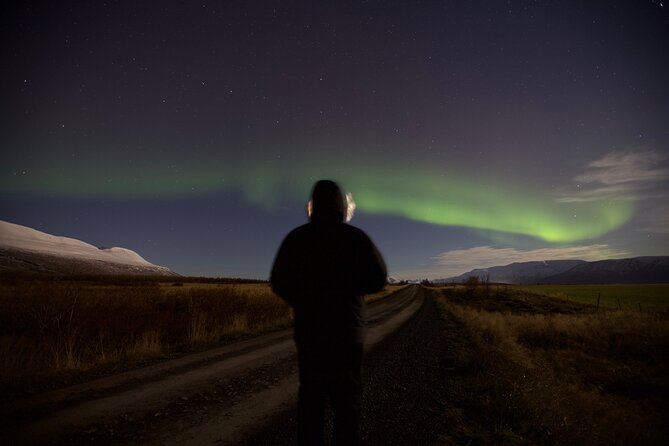 Northern Lights Classic MiniBus Tour from Akureyri - Warm breaks: hot chocolate, cookies, and staying outside