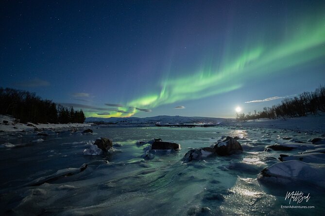 Northern Lights Guided Bus Tour with Free Photos - Warm bus time, snacks, and why comfort is part of the deal
