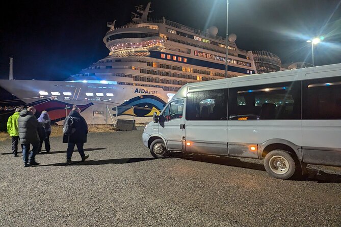 Northern Lights Minibus Chase Max 16 Person In Group - Snacks and hot drinks: the comfort you’ll thank yourself for