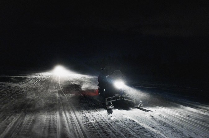 Northern lights safari by snowmobile - What people get wrong: group size, waiting, and “dress for winter”