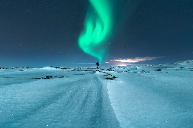 Northern Lights Small-Group Tour with Free Photos & Hot Chocolate - Staying Warm: Hot Chocolate, Snacks, and What to Wear