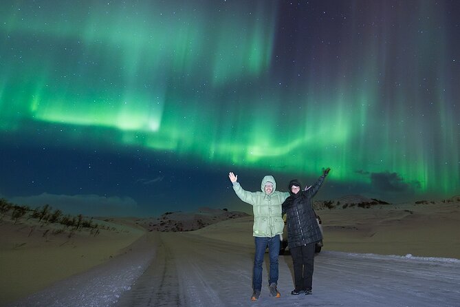 Northern Lights Small Group Tour with Photos - Hot Chocolate and Cinnamon Buns: Small Comforts That Matter in Winter