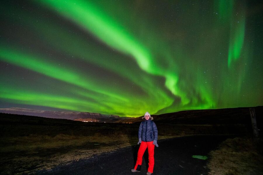 Northern Lights Tour From Reykjavik with Photography - Comfort on a cold night: blankets, hot chocolate, and Wi‑Fi