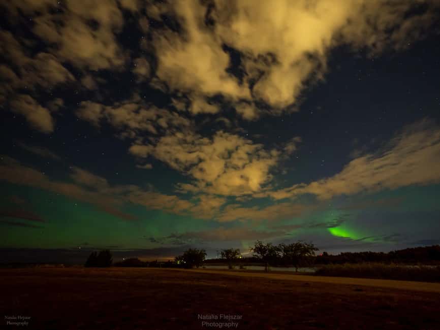 Oulu: Guided Night Walking Tour with Northern Lights Hunting - Nallikari beach: frozen sea walking and the lighthouse break
