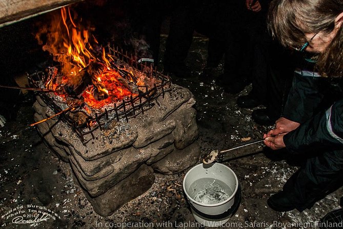 Private Aurora Tour (5 or more) by Aurora Experts - Rovaniemi - Tepee time with fire, hot drinks, and barbecue