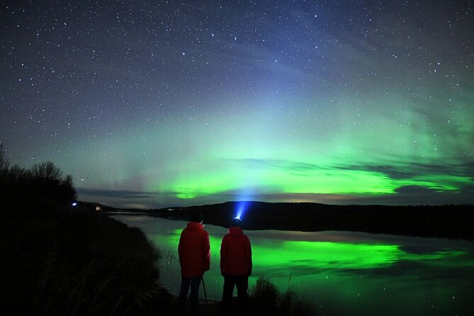 Reflections of the Northern Lights - Staying warm with campfire barbecue during the wait