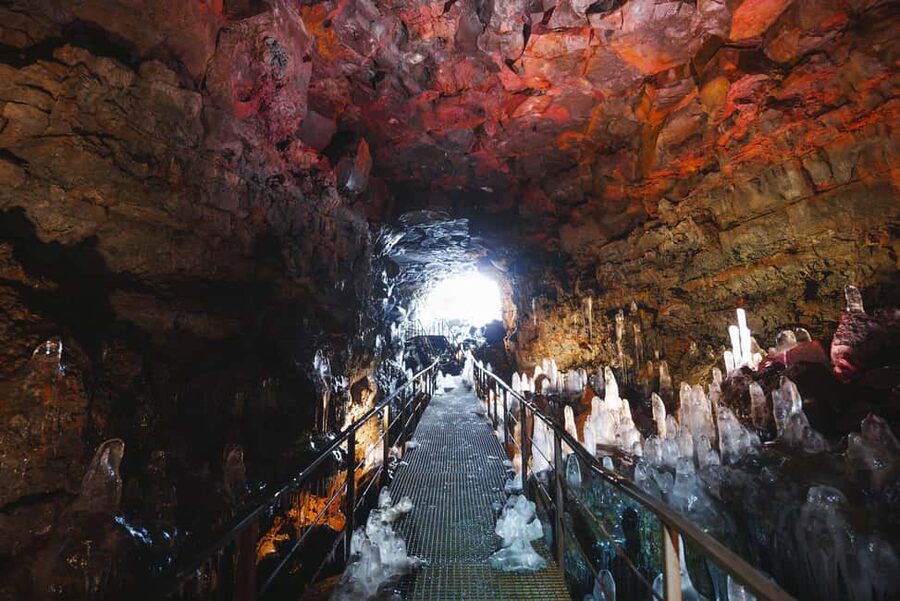 Reykjavik: Evening Lava Tunnel and Northern Lights Hunt - The Aurora hunt: how you get time, warmth, and offbeat viewing spots