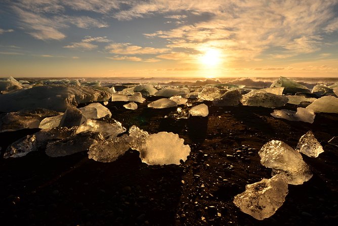 Reykjavik: Glacier Lagoon & Fjaðrárgjúfur Canyon Small-Group Tour - Stop 5: Diamond Beach with Icebergs on Black Sand