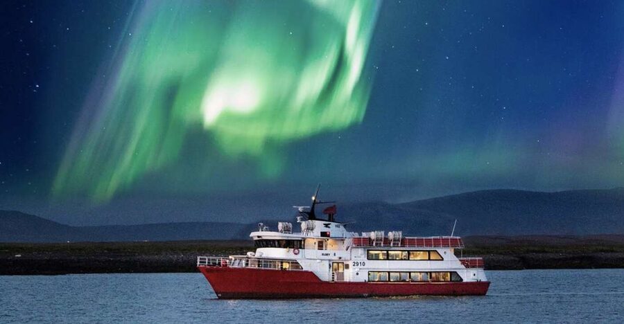 Reykjavík: Northern Lights Cruise - Boat comfort: heated cabin, overalls, and real toilet access