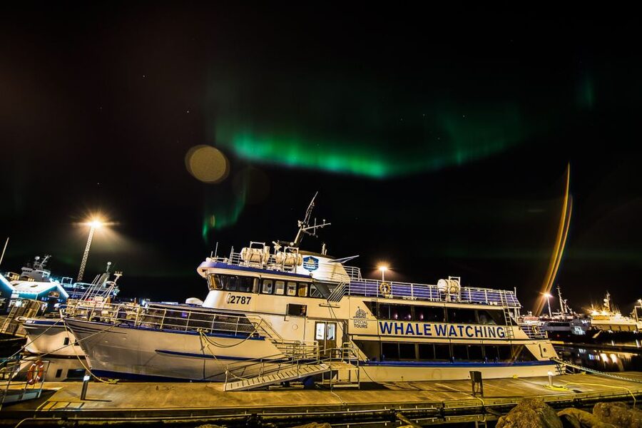 Reykjavik: Northern Lights Guided Boat Tour - Meeting at Old Harbour and the 2.5-Hour Flow