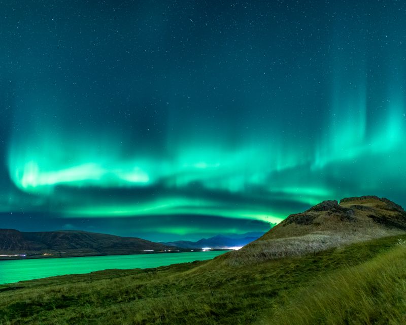Reykjavik: Northern Lights Tour with Free Photos & Hot Cocoa - Hot cocoa, sweet treats, and why tiny comforts help