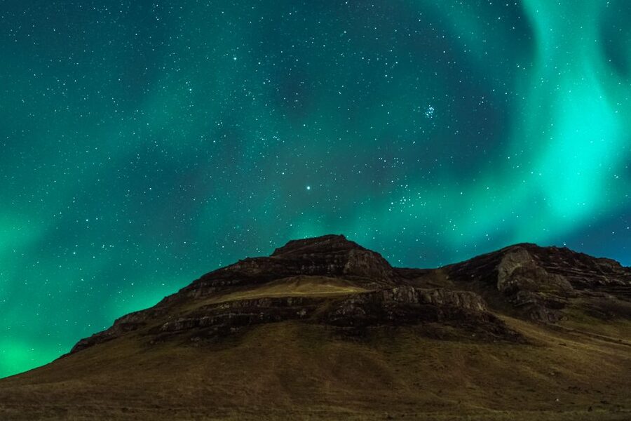 Reykjavik: Northern Lights Tour with Free Photos & Hot Cocoa - The free retry: what a second hunt changes for your odds