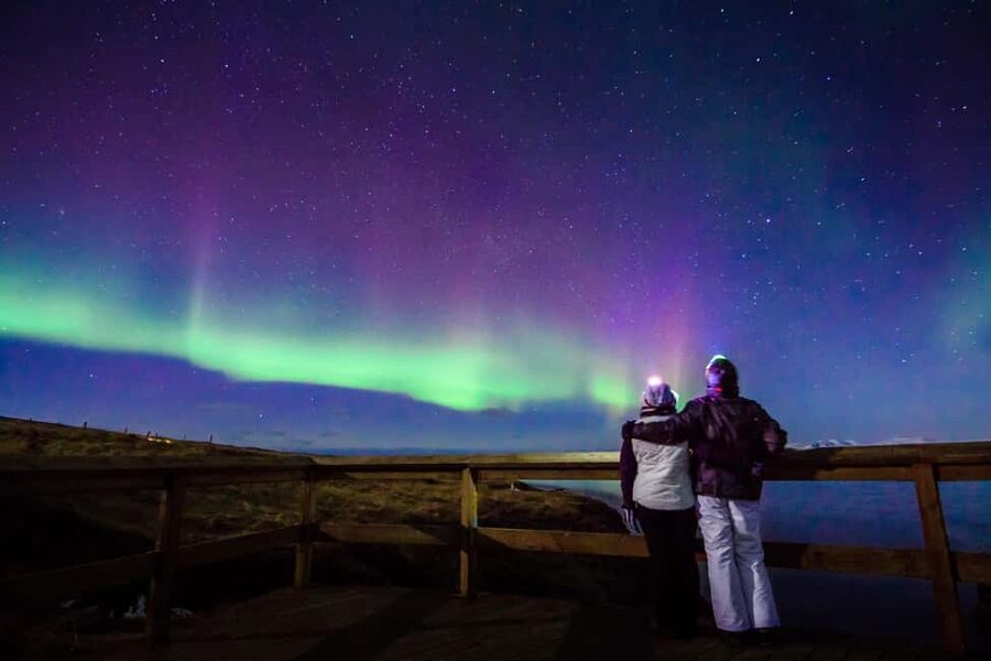 Reykjavik: Northern Lights with Icelandic Treats - The viewing spot in “Spirits” time: blankets, safety, and waiting