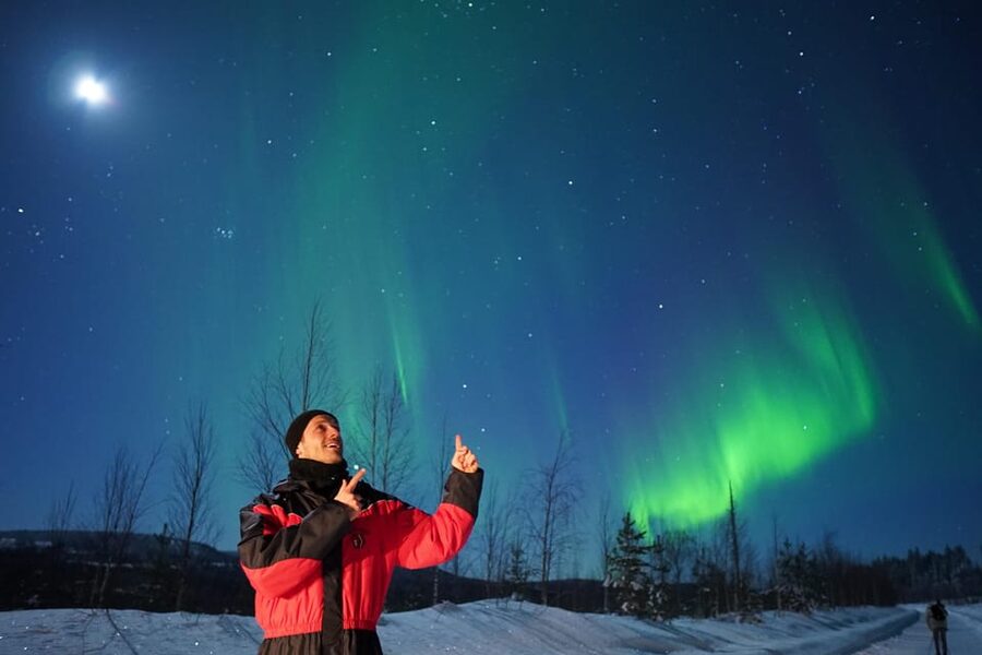 Rovaniemi:%100 Money Back Guarantee Northern Lights Hunting - Languages, guides, and the vibe inside the van