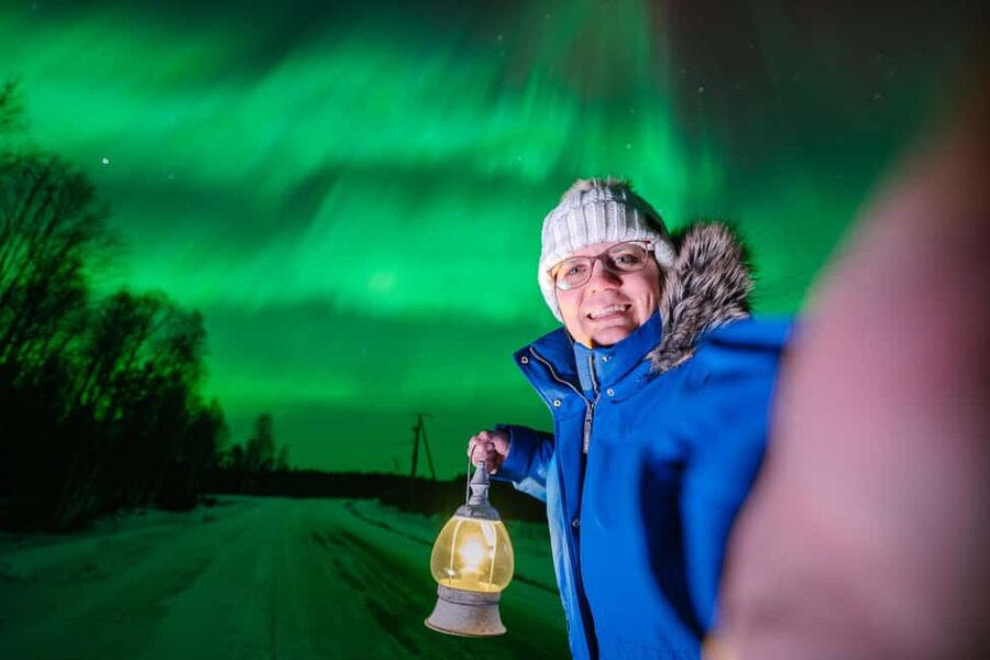Rovaniemi: Aurora Hunt with Money-Back Guarantee and Photo - Lapland photo stop and the “find the gap” strategy