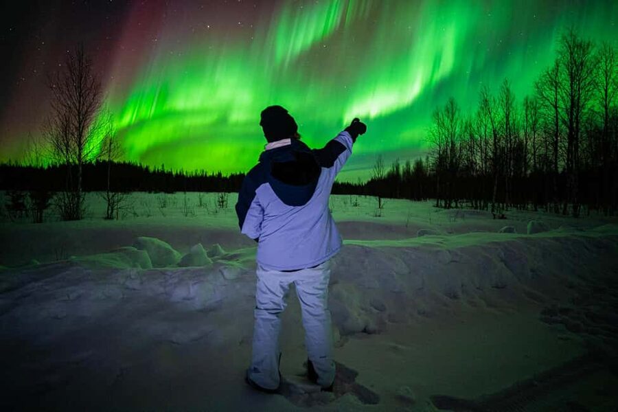 Rovaniemi: Guaranteed Aurora Hunt with Local Guides & Photos - Rovakatu pickup, the 18:00–22:00 departure window, and why timing matters