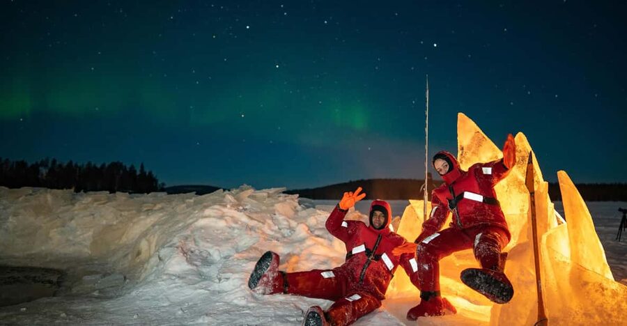 Rovaniemi: Ice Floating in Forest Lake with Aurora Borealis - Warm-up with hot drinks and gingerbread: the best part after the water