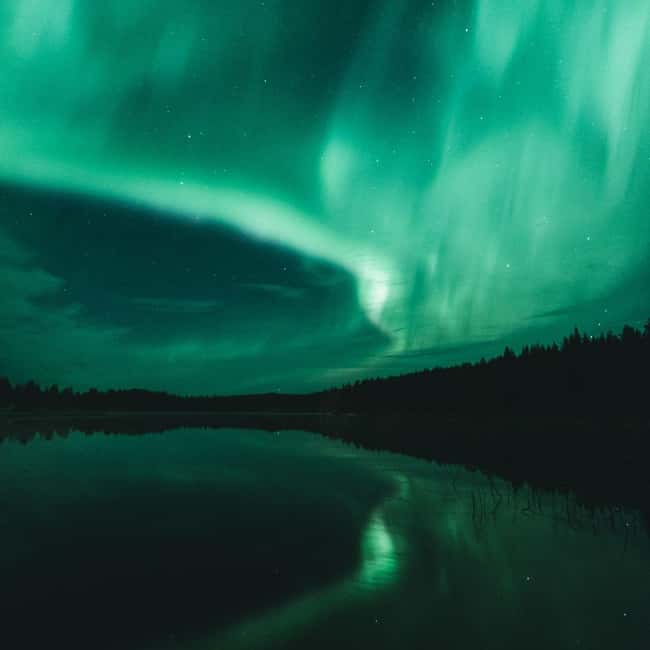 Rovaniemi: Northern Lights Hunt with Sausages and Hot Drinks - When the aurora shows: How the guide helps with photos