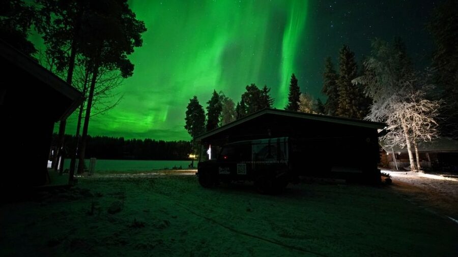Rovaniemi: Northern Lights Hunting in Lappish old cottage - Inside the old cottage: warm-up time with a Northern Lights briefing