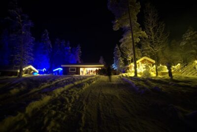 Rovaniemi: Northern Lights Hunting in Lappish old cottage - The starry-sky viewing stop: fire, sausages, and aurora odds