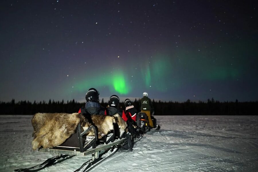Rovaniemi: Northern Lights Sleigh Ride - Warm drinks and sweets: the comfort break that keeps you patient