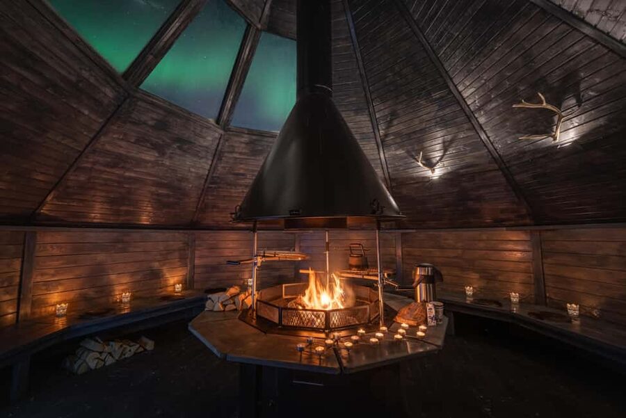 Saariselkä: Aurora Hunting & Reindeer Wilderness Experience - Aurora Hut stop: open fire, sausages, and hot berry juice