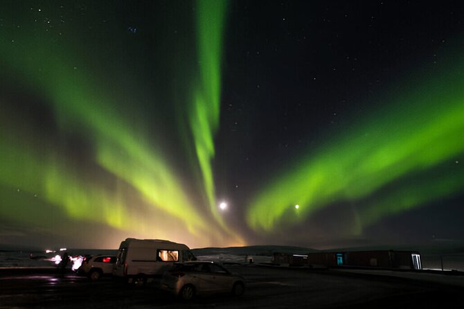 Small-Group Tour: Northern Lights with Photos & Hot Chocolate - Guide photos under the lights: easy memories, mixed expectations