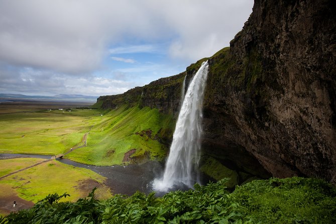 South Coast, Glacier Hike & Northern Lights from Reykjavik - The northern lights hunt: patience, positioning, and guide help