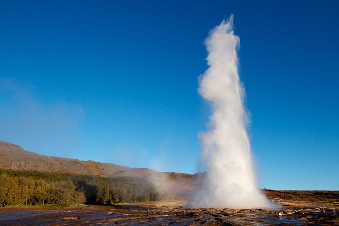 The Golden Circle & Northern Lights Guided Combo tour - Geysir geothermal area and Strokkur: the best kind of waiting