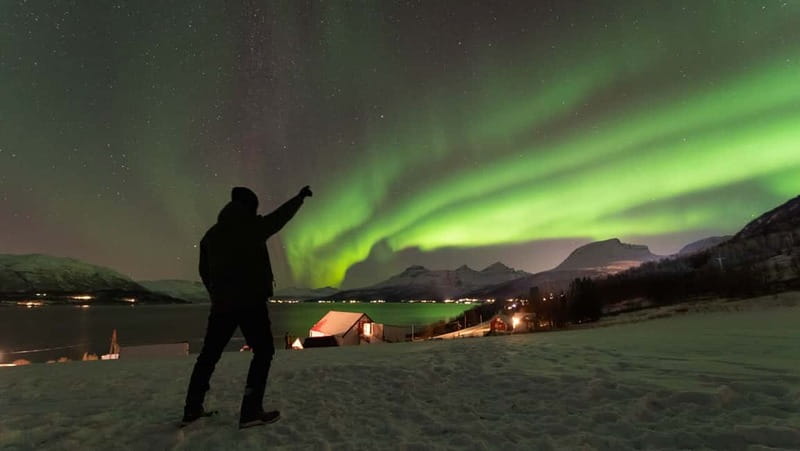Tromsø: Aurora Safari Chase by big bus with Camp meal - Meeting the people: guides and camp hosts make or break the night