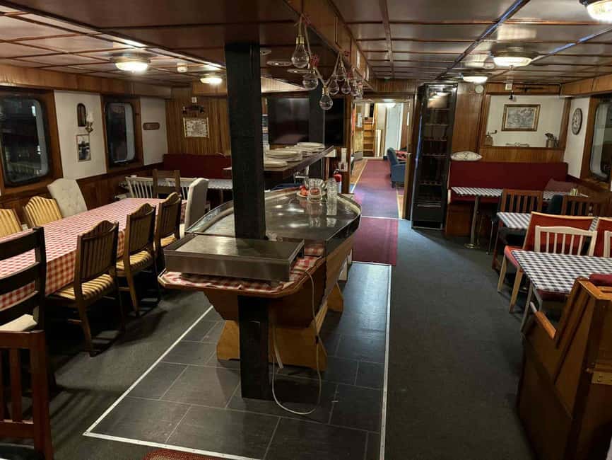 Tromsø: Evening dinner cruise with possible northern lights - Comfort and group dynamics: why some nights feel different