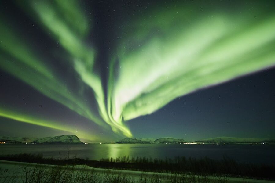 Tromso: Minivan Aurora Excursion with Pictures & Warm Suits - From Radisson Blu at 19:00 to an aurora briefing in 100 meters