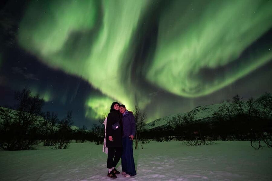 Tromsø: Northern Lights Chase by a comfortable bus - Guide-photographer help: better viewing and photos you can actually use