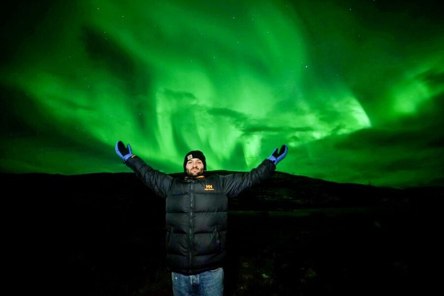 Tromsø: Northern Lights Chase Minibus Tour - Aurora photos: pro shots plus real-world camera help
