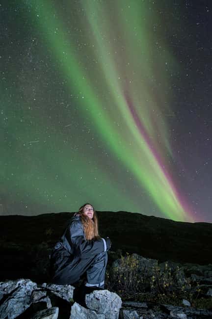 Tromsø: Northern Lights Hunt with a Professional Photographer in Italian - The waiting game: bonfire warmth plus homemade comfort