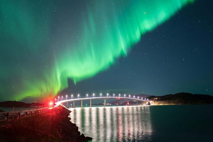 Tromsø: Northern Lights Hunt with a Professional Photographer in Italian - Cold-weather setup: thermal suits included, but you still need your base layers
