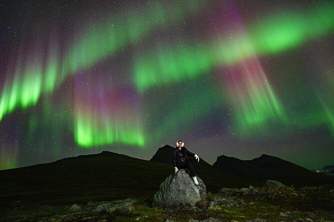 Tromsø: Northern Lights Minibus Tour with Expert Guides - Thermal suits, snacks, and the fire stop that turns waiting into an event