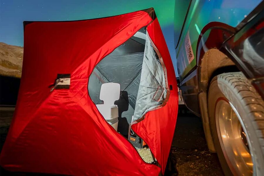 Tromsø: Northern Lights Tour with Photos, Hot Meal & Drinks - Heated tent and bonfire dinner under the aurora sky