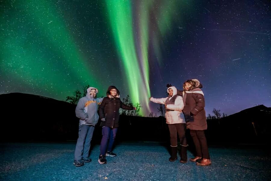 Tromsø: Premium Northern Lights Tour Small Group 8 Guests - Camera Help and Unlimited Professional Photos