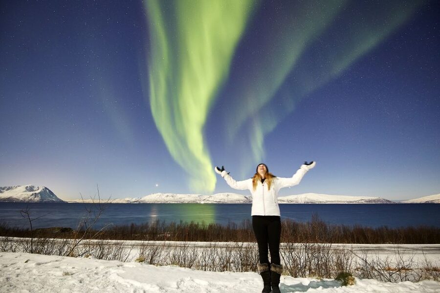 Tromsø: Private 6-Hour Aurora Chase by Minivan - Radisson Blu Pickup: Getting Briefed and Warm Before You Chase the Sky