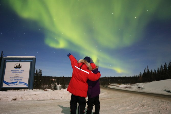 Yellowknife Tours - Aurora by bus - Waiting Comfort: Snacks, Hot Drinks, and Photo Help on the Bus