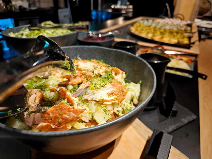 Ylläs: Northern Lights Dinner with Snowcat Ride - The snowcat pickup at Ylläs Ski Resort (and why it matters)