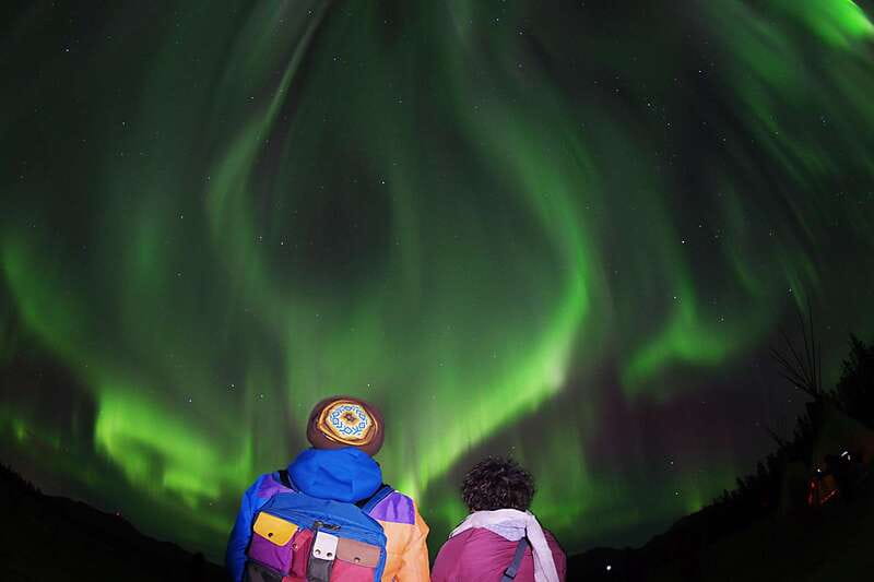 Yukon: Aurora Borealis Late Night Viewing Tour - Snacks, hot drinks, and staying comfortable longer
